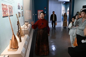 ?κθεση με θ?μα τι? δι?φορε? μουσικ?? κουλτο?ρε? κατ? μ?κο? του αρχα?ου Δρ?μου του Μεταξιο? πραγματοποι?θηκε στο Γκου?νγκτζου